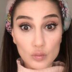 Devrim Yakut Instagram - Bak,sen doğduğun günden beri işte böyle, bir çocuğun gerçek şaşkinliği ile bakiyorsun dünyaya...Merak duygun,sahiciliğin hep hazinen olmaya devam etsin can parem.İyi ki benim kardeşimsin.Çok seviyorum.İyi ki doğdun❤️🥰🙏@goncayakut