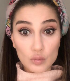 Devrim Yakut Instagram - Bak,sen doğduğun günden beri işte böyle, bir çocuğun gerçek şaşkinliği ile bakiyorsun dünyaya...Merak duygun,sahiciliğin hep hazinen olmaya devam etsin can parem.İyi ki benim kardeşimsin.Çok seviyorum.İyi ki doğdun❤️🥰🙏@goncayakut