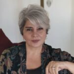Devrim Yakut Instagram - Sevgili dostlarım,arkadaslarım,uzak,yakın akrabalarım..."Aklımın Aynalı Çarşısı"sizlerle buluşalı henüz bir hafta oldu.Bu büyük heyecanımı paylaştım sizlerle,biliyorsunuz.Büyük bir özenle oluşturmaya çalıştığım gönderim listesinde,her daim olduğu gibi aksamalarım ve atlamalarım olmuş.Hani hep olur ya...😔Bilin ki şahsınızla ilgisi yok.Benim acemiliğim,yoğunluğum vs...Bu konuda gönül koyan her dostuma özürlerimi iletiyor,onlara kalbimle sarılıyorum.Bir de ekleme yapmak istiyorum;Alacağınız her "Aklımın Aynalı Çarşısı"nın bana kalan geliri,adının geçmesini istemeyen,çocuklarla ilgili önemli ve çok hayırlı işler yapan bir vakıfa bağışlanacak.Bilin istedim.🙏 Sevgimle,Devrim Yakut #aklımınaynalıçarşısı @kusuratyayinlari#çocuklargelecegimiz