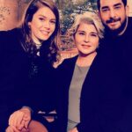 Devrim Yakut Instagram - Hangi işi yaparsan yap,ne yaşarsan yaşa,hep seni sarıp sarmalayan melek kalpler olsun çevrende.Hayatta herkes için en büyük dileğim budur🙏Haaa...Sanmayın ki melek kalpler bu kadar,çok fazlalar.Bu,sadece bu akşamın fotosu...Camdaki Kız ekibi,hepinizi beter seviyorum.🙏♥️🧿🧿🧿🧿🧿🧿🧿🧿🧿🧿🧿🧿🧿🧿🧿🧿🧿🧿🧿🧿🧿 @burcubiricik @feyyazserifoglu @enisarikan @selmaergecofficial @sanataevet @nursurerofficial @tgrltlk @serif_erol @mervepoo @handeataizi@feryguler @hamza_yazici @ceyhancihangir @nihalmenzil #CamdakiKız ve kocamannn bir ordu♥️🙏💫