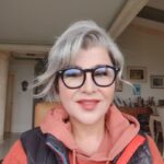 Devrim Yakut Instagram - Herkese merhaba.Evin aynı yerinden sesleniyorum.Çünkü evin en iyi ışık alan yeri burası.🤗Bugün üçüncü gün,basinda çıkan hastalık haberleri üzerine telefonum neredeyse susmadı.Sevginiz ne büyük,ne şanslıyım.Allah bir tekinizin bile teline zeval vermesin.🙏Tam bir ay önce bugün,beynimin talamus bölgesine minnak bir pıhtı attı.Minnacık şey,beni hastanelik etti...Ucuz atlatilmis mühim bir mesele.İyiyim,çabuk yorulmak ve sağ tarafimda yaygın uyuşukluk hissi dışında araz bırakmadı.Doktorumun dediğine göre o da geçecek.Aradiniz,sordunuz,iyi enerjiler,dualar yolladiniz.Hepinizin o güzel kalplerinize minnettarım.Hepinizi sevgimle kucaklarım.Sağlıklı şahane günlerimiz olsun.Bu arada yeni kitabım SÖZ UÇAR HASAR KALIR raflarda yerini aldı.Elime gelince farkettim ki,hap gibi kitap yazmışım.😂Okuması çok kolay...Okuyun,yazın bana, kitap hakkında yazdığınız herşey ilaç oluyor benim için.Sevgiler,saygılar.Geçmiş bayramınız kutlu,her gününüz bayram gibi olsun🙏♥️🌸😇🧿#tesekkurler #sözuçarhasarkalır