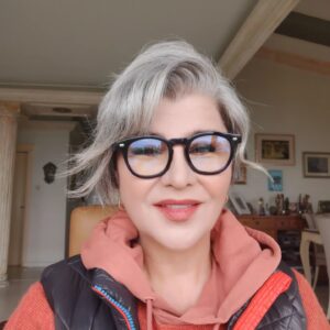 Devrim Yakut Instagram - Herkese merhaba.Evin aynı yerinden sesleniyorum.Çünkü evin en iyi ışık alan yeri burası.🤗Bugün üçüncü gün,basinda çıkan hastalık haberleri üzerine telefonum neredeyse susmadı.Sevginiz ne büyük,ne şanslıyım.Allah bir tekinizin bile teline zeval vermesin.🙏Tam bir ay önce bugün,beynimin talamus bölgesine minnak bir pıhtı attı.Minnacık şey,beni hastanelik etti...Ucuz atlatilmis mühim bir mesele.İyiyim,çabuk yorulmak ve sağ tarafimda yaygın uyuşukluk hissi dışında araz bırakmadı.Doktorumun dediğine göre o da geçecek.Aradiniz,sordunuz,iyi enerjiler,dualar yolladiniz.Hepinizin o güzel kalplerinize minnettarım.Hepinizi sevgimle kucaklarım.Sağlıklı şahane günlerimiz olsun.Bu arada yeni kitabım SÖZ UÇAR HASAR KALIR raflarda yerini aldı.Elime gelince farkettim ki,hap gibi kitap yazmışım.😂Okuması çok kolay...Okuyun,yazın bana,  kitap hakkında yazdığınız herşey ilaç oluyor benim için.Sevgiler,saygılar.Geçmiş bayramınız kutlu,her gününüz bayram gibi olsun🙏♥️🌸😇🧿#tesekkurler #sözuçarhasarkalır