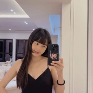 Dewi Chien Instagram - 🧩一月碎片：

1.2.飛了一趟馬來西亞去工作

3.4.剪了一個公主切的新髮型

5.6.過了一天賴先生的生日趴

7.8.打了一些高爾夫的推桿局

#還包了一堆米餅禮盒 #排了一堆米餅開團 #期待新品中