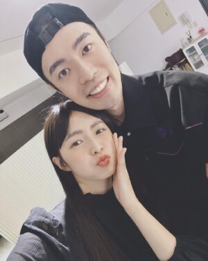 Dewi Chien Instagram - 👀野生眉

賴先生：我們該約野生眉了吧？（愛漂亮第一名）

每當重要節日快來臨前，這位先生都會自己提醒我，眉毛該弄了～頭髮該修了～算是很積極不讓我邋遢的另一半呢🤭

推薦給想要擁有自然根根分明毛流感的人🖤（尤其男生用完會直接變帥，那種沒妝感又自然的帥！

#野生眉 #眉毛雕塑 #紫星星毛流調整術 #至少一季做一次