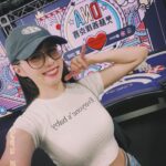 Dewi Chien Instagram - 🧩四月碎片： 1、每週上一堂高爾夫球課。 2、偶爾也會當當送貨小妹～ 3、連四天婦幼展差不多站了30小時⋯ 4、好天氣收工後獲得復古拍立得乙張！ 5、被抹蛋糕在眼球上好像要記錄一下⋯ 6、慈善撲克賽不小心得名還能做公益🤙🏻 7、上次看午夜場電影不知道是民國幾年？ 8、9、🥭自拍小腳ㄚ 🥕快把鋼琴彈壞⋯ 10、人生第一次遇到好想養的狗兒-小黃金～