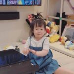 Dewi Chien Instagram - 🧩四月碎片： 1、每週上一堂高爾夫球課。 2、偶爾也會當當送貨小妹～ 3、連四天婦幼展差不多站了30小時⋯ 4、好天氣收工後獲得復古拍立得乙張！ 5、被抹蛋糕在眼球上好像要記錄一下⋯ 6、慈善撲克賽不小心得名還能做公益🤙🏻 7、上次看午夜場電影不知道是民國幾年？ 8、9、🥭自拍小腳ㄚ 🥕快把鋼琴彈壞⋯ 10、人生第一次遇到好想養的狗兒-小黃金～