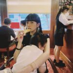 Dewi Chien Instagram - 🕯️現實生活中的⋯交往週年。 原本計畫要托嬰在友人家，結果大失算⋯🥕只能跟著我們一起晚餐，嗯⋯沒錯！就是一起晚餐！當下沒辦法也想說沒關係～她現在長大比較懂事了，也許可以好好一起吃頓飯？結果又失算⋯抵達餐廳前五分鐘在車上睡到打呼（🥕是起床氣大王不可能叫醒她）於是，我整餐就這樣抱著她從頭吃到尾，嗯⋯沒錯！就是這個姿勢！（被指定🫠 不過，往好處想，至少我們很安靜順利的吃完了整頓飯。後來想一想～究竟全程昏睡好？還是醒著一起吃飯好呢？ ps.感謝紅屋還先幫我把牛排都切好，真的是太貼心了🫶🏻 💐#交往週年快樂 #最後回家還是要跟花合照紀念一下吧