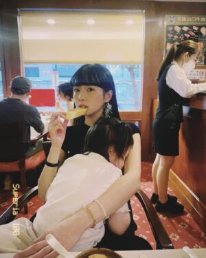 Dewi Chien Instagram - 🕯️現實生活中的⋯交往週年。

原本計畫要托嬰在友人家，結果大失算⋯🥕只能跟著我們一起晚餐，嗯⋯沒錯！就是一起晚餐！當下沒辦法也想說沒關係～她現在長大比較懂事了，也許可以好好一起吃頓飯？結果又失算⋯抵達餐廳前五分鐘在車上睡到打呼（🥕是起床氣大王不可能叫醒她）於是，我整餐就這樣抱著她從頭吃到尾，嗯⋯沒錯！就是這個姿勢！（被指定🫠

不過，往好處想，至少我們很安靜順利的吃完了整頓飯。後來想一想～究竟全程昏睡好？還是醒著一起吃飯好呢？

ps.感謝紅屋還先幫我把牛排都切好，真的是太貼心了🫶🏻

💐#交往週年快樂 #最後回家還是要跟花合照紀念一下吧
