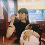 Dewi Chien Instagram - 🕯️現實生活中的⋯交往週年。 原本計畫要托嬰在友人家，結果大失算⋯🥕只能跟著我們一起晚餐，嗯⋯沒錯！就是一起晚餐！當下沒辦法也想說沒關係～她現在長大比較懂事了，也許可以好好一起吃頓飯？結果又失算⋯抵達餐廳前五分鐘在車上睡到打呼（🥕是起床氣大王不可能叫醒她）於是，我整餐就這樣抱著她從頭吃到尾，嗯⋯沒錯！就是這個姿勢！（被指定🫠 不過，往好處想，至少我們很安靜順利的吃完了整頓飯。後來想一想～究竟全程昏睡好？還是醒著一起吃飯好呢？ ps.感謝紅屋還先幫我把牛排都切好，真的是太貼心了🫶🏻 💐#交往週年快樂 #最後回家還是要跟花合照紀念一下吧