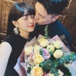 Dewi Chien Instagram - 🕯️現實生活中的⋯交往週年。 原本計畫要托嬰在友人家，結果大失算⋯🥕只能跟著我們一起晚餐，嗯⋯沒錯！就是一起晚餐！當下沒辦法也想說沒關係～她現在長大比較懂事了，也許可以好好一起吃頓飯？結果又失算⋯抵達餐廳前五分鐘在車上睡到打呼（🥕是起床氣大王不可能叫醒她）於是，我整餐就這樣抱著她從頭吃到尾，嗯⋯沒錯！就是這個姿勢！（被指定🫠 不過，往好處想，至少我們很安靜順利的吃完了整頓飯。後來想一想～究竟全程昏睡好？還是醒著一起吃飯好呢？ ps.感謝紅屋還先幫我把牛排都切好，真的是太貼心了🫶🏻 💐#交往週年快樂 #最後回家還是要跟花合照紀念一下吧