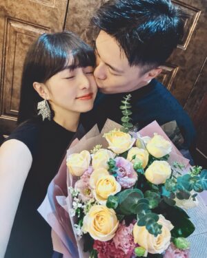 Dewi Chien Instagram - 🕯️現實生活中的⋯交往週年。

原本計畫要托嬰在友人家，結果大失算⋯🥕只能跟著我們一起晚餐，嗯⋯沒錯！就是一起晚餐！當下沒辦法也想說沒關係～她現在長大比較懂事了，也許可以好好一起吃頓飯？結果又失算⋯抵達餐廳前五分鐘在車上睡到打呼（🥕是起床氣大王不可能叫醒她）於是，我整餐就這樣抱著她從頭吃到尾，嗯⋯沒錯！就是這個姿勢！（被指定🫠

不過，往好處想，至少我們很安靜順利的吃完了整頓飯。後來想一想～究竟全程昏睡好？還是醒著一起吃飯好呢？

ps.感謝紅屋還先幫我把牛排都切好，真的是太貼心了🫶🏻

💐#交往週年快樂 #最後回家還是要跟花合照紀念一下吧