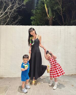 Dewi Chien Instagram - 💐母親節快樂：

這是擁有🥕🥭的第二個母親節，一樣先帶回娘家慶祝～今年有好好的品嚐美食，吃飽也有好好的陪我拍照留念，這樣健康快樂的在一起，就是最好最幸福的禮物了🥹🫶🏻

💫項鍊：是小蘿蔔親手做的 @bobogogo.lai 無價！

#小蘿蔔🥕🥕🥕 #小芒果🥭🥭🥭 #🥕🥭的姊弟日常