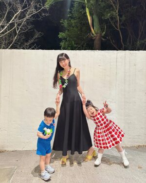 Dewi Chien Instagram - 💐母親節快樂：

這是擁有🥕🥭的第二個母親節，一樣先帶回娘家慶祝～今年有好好的品嚐美食，吃飽也有好好的陪我拍照留念，這樣健康快樂的在一起，就是最好最幸福的禮物了🥹🫶🏻

💫項鍊：是小蘿蔔親手做的 @bobogogo.lai 無價！

#小蘿蔔🥕🥕🥕 #小芒果🥭🥭🥭 #🥕🥭的姊弟日常