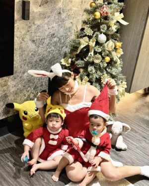 Dewi Chien Instagram - ✨🎄聖誕小公公、小婆婆、小辣妹？😆

㊗️大家聖誕節快樂🤍❤️🤍❤️🤍合照好難⋯（差不多拍60張）（🥕🥭你們可以再無奈一點哈哈哈哈）

#小蘿蔔🥕🥕🥕 #🥕與聖誕樹 #🥕🥭的姊弟日常