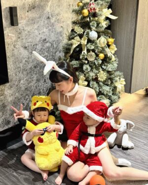 Dewi Chien Instagram - ✨🎄聖誕小公公、小婆婆、小辣妹？😆

㊗️大家聖誕節快樂🤍❤️🤍❤️🤍合照好難⋯（差不多拍60張）（🥕🥭你們可以再無奈一點哈哈哈哈）

#小蘿蔔🥕🥕🥕 #🥕與聖誕樹 #🥕🥭的姊弟日常