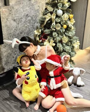 Dewi Chien Instagram - ✨🎄聖誕小公公、小婆婆、小辣妹？😆

㊗️大家聖誕節快樂🤍❤️🤍❤️🤍合照好難⋯（差不多拍60張）（🥕🥭你們可以再無奈一點哈哈哈哈）

#小蘿蔔🥕🥕🥕 #🥕與聖誕樹 #🥕🥭的姊弟日常