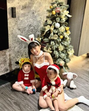 Dewi Chien Instagram - ✨🎄聖誕小公公、小婆婆、小辣妹？😆

㊗️大家聖誕節快樂🤍❤️🤍❤️🤍合照好難⋯（差不多拍60張）（🥕🥭你們可以再無奈一點哈哈哈哈）

#小蘿蔔🥕🥕🥕 #🥕與聖誕樹 #🥕🥭的姊弟日常