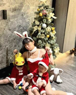 Dewi Chien Instagram - ✨🎄聖誕小公公、小婆婆、小辣妹？😆

㊗️大家聖誕節快樂🤍❤️🤍❤️🤍合照好難⋯（差不多拍60張）（🥕🥭你們可以再無奈一點哈哈哈哈）

#小蘿蔔🥕🥕🥕 #🥕與聖誕樹 #🥕🥭的姊弟日常