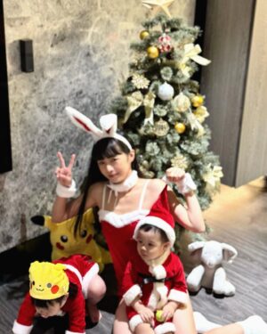 Dewi Chien Instagram - ✨🎄聖誕小公公、小婆婆、小辣妹？😆

㊗️大家聖誕節快樂🤍❤️🤍❤️🤍合照好難⋯（差不多拍60張）（🥕🥭你們可以再無奈一點哈哈哈哈）

#小蘿蔔🥕🥕🥕 #🥕與聖誕樹 #🥕🥭的姊弟日常