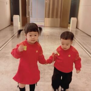 Dewi Chien Instagram - 🐉大年初一：帶🥕🥭來拜年了～～～

㊗️你們「龍年大吉」、「龍圖大展」、「龍華富貴」💰

btw我這系列怎麼有點像他們的粉絲？不熟？😂🤣

#🥕🥭的姊弟日常 #除夕夜的我們 #後面的影片太口愛