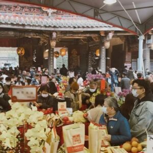 Dewi Chien Instagram - 🧨過年的必備行程： 初一走春（保安宮）-初二回娘家 -初四迎財神（廣天宮） #今年回娘家第一站外婆家 #🥕🥭超級愛狗狗 #被療癒了