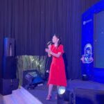 Dewi Lestari Instagram - Merayakan World Book Day 2024 bersama @bank_indonesia Jakarta. Berlangsung 3 hari pameran yang keren banget, diisi mulai dari booth penerbit, stationery, handicraft, sampai makanan. Panggung juga dimeriahkan oleh berbagai talkshow, termasuk bincang-bincang seru saya dengan Fani @farhannisasm dengan penonton luring maupun daring yang sama-sama antusiasnya. Ditutup dengan nyanyi lagu-lagu ciptaan sendiri. Ihiy! 😘 Sempat juga berkeliling ke booth di pameran. Ada buku tertua di dunia lho, yang ternyata berupa buku atlas! 😱 Ada di museum Bank Indonesia lho 👍 Terima kasih atas kesempatannya berbagi, tim perpus Bank Indonesia Jakarta. Semoga perayaan World Book Day berikutnya lebih meriah lagi 🥳 #WorldBookDay #BankIndonesia #EventDee