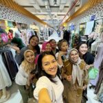 Dewi Lestari Instagram - Pergi sendirian ke Oman, trip perdana, nggak kenal siapa-siapa, nggak nyangka ternyata pas pulang malah dapat teman seabrek. Tersanjung dan hepi bisa disambut di Wisma KBRI Muscat oleh Dubes Pak Irzan dan Ibu Rina, beserta kawan-kawan diaspora. Sarapan bubur ayam, dilanjut jalan-jalan ke China Market. Seru! Makasih @saraswatisaumi yang sudah ngajakin plus menemani seharian 🙏❤️ My Oman trip is truly heartwarming, fun, and simply unforgettable!