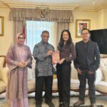 Dewi Lestari Instagram - Sambutan hangat dari Dubes RI untuk Qatar, Pak Ridwan Hassan dan Bu Lita beserta keluarga, serta kawan-kawan diaspora di Doha, sungguh membuat saya tersanjung dan terharu. Pagi itu, kami sarapan bersama Nasi Uduk (super komplet!), diselingi berbagai obrolan seru. Ternyata di Qatar banyak juga teman-teman diaspora yang hobi menulis, bahkan sudah membuat antologi bersama. Buku “Mutiara Inspirasi dari Qatar” yang dihadiahkan oleh Pak Ridwan menjadi buah tangan yang saya bawa pulang. Wisma KBRI pagi itu terasa nyaman dan akrab bagai pulang ke rumah ❤️ Terima kasih sekali lagi Pak Ridwan & Ibu, Pak Ali Murtado, dan kawan-kawan baruku di Qatar 🙏 #Qatar #Doha #DIBF2024