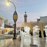 Dewi Lestari Instagram - I spent my first few days in Muscat just exploring the city life. I was lucky to find some Indonesian friends in town. Had coffee & breakfast over the beach side with Saras and her Omani husband, Ayman (plus baby Zizi ❤️). Spent almost a whole day with the lovely couple Isni & Alex, who both happened to be my book readers ☺️ Had a chance to visit Alex & Isni’s house and see some of the Muscat’s gorgeous residential areas. Masih gak habis fikri dengan alam Oman yang ajaib ini. Muscat seperti dibentengi gunung batu—aneka model dan bentuk—bahkan di dalam kompleks perumahan sekalipun, “pagar” gunung nyaris tak pernah absen. Pengalaman ke Souq Muttrah juga gak kalah unik (slide 9). Begitu melihat muke-muke Asia yang masuk pasar, babang-babangnya tiba-tiba langsung switch dari bahasa Arab ke: “Murah, murah, satu rial, satu rial!” Alumnus Duolingo semua nih gw rasa! 😳 For me, the most fascinating part in traveling is the human connection—listening to their stories, jokes, small talks. Happy to experience a taste of it in Muscat ❤️ Thank you Isni @saraswatisaumi & Saras @saraszzle, and both of your families, for your time and hospitality 😘 #Muscat #Oman #SouqMuttrah