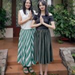 Dewi Lestari Instagram - Hari Lebaran belum lengkap tanpa pose “🙏” di depan dada. Selamat Idul Fitri, semuanya. Mohon maaf lahir batin atas semua kesalahan, kekhilafan, salah kata, salah eja, dan salah ketik 🙏❤️ 📷 @tail_wagging #AtishaPrajna