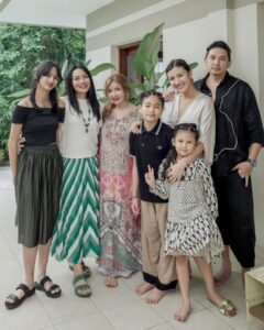 Dewi Lestari Instagram - Selama 15 tahun terakhir, nyaris tidak pernah absen berkumpul setiap pagi Idul Fitri di rumah Oma Celine di Bandung. Acaranya sederhana saja, yakni sarapan bersama. As time goes by, with some of our family members missing, I cherish this simple moment more and more. Our 100 yro Oma Celine was looking particularly fresh and happy that morning. Surrounded by the familiar faces that graced her house every year on Ied day. Yang membedakan pada tahun ini adalah rame-rame jadi musafir Whoosh ke Bandung 😄👍 📷 @tail_wagging