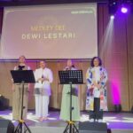 Dewi Lestari Instagram - Rasanya tidak ada yang lebih membahagiakan seorang seniman, ketika karya seninya diapresiasi sedemikian indah, apik, dan luhur, oleh seniman lain. Pentas “Sekar Perempuan” akan selalu saya kenang sebagai momen yang membahagiakan dan berharga. Penyemangatku untuk terus berkarya 🥹❤️ Terima kasih sedalamnya Bu @dianhp_music yang telah mengangkat lagu-lagu saya dalam medley cantik, dibawakan oleh para penyanyi perempuan terbaik di negeri ini: sahabatku @sitanursanti, @mirandandrea, @christinemaret, dan @jessicajanuar. Makasih juga geng nontonku @ignatiusandylawoffices @ismutia dan @keenahrah untuk hari yang menyenangkan! I wish my video snippets can be an adequate representation, but please watch the whole show on YT @indonesia_kaya and enjoy the wholesome performance of these marvelous women. PS. yang nyahut “jadi apa?” di slide 6 Itu saya sendiri yak, maap agak merusyak suasyana syahdu 😅🙏 #SekarPerempuan #GaleriIndonesiaKaya #DianHP #SitaNursanti #JessicaJanuar #AndreaMiranda #ChristineTambunan #DeeLestari #Kartini #HariKartini