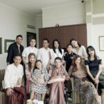 Dewi Lestari Instagram - Selama 15 tahun terakhir, nyaris tidak pernah absen berkumpul setiap pagi Idul Fitri di rumah Oma Celine di Bandung. Acaranya sederhana saja, yakni sarapan bersama. As time goes by, with some of our family members missing, I cherish this simple moment more and more. Our 100 yro Oma Celine was looking particularly fresh and happy that morning. Surrounded by the familiar faces that graced her house every year on Ied day. Yang membedakan pada tahun ini adalah rame-rame jadi musafir Whoosh ke Bandung 😄👍 📷 @tail_wagging