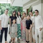 Dewi Lestari Instagram - Selama 15 tahun terakhir, nyaris tidak pernah absen berkumpul setiap pagi Idul Fitri di rumah Oma Celine di Bandung. Acaranya sederhana saja, yakni sarapan bersama. As time goes by, with some of our family members missing, I cherish this simple moment more and more. Our 100 yro Oma Celine was looking particularly fresh and happy that morning. Surrounded by the familiar faces that graced her house every year on Ied day. Yang membedakan pada tahun ini adalah rame-rame jadi musafir Whoosh ke Bandung 😄👍 📷 @tail_wagging