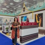 Dewi Lestari Instagram - Di panggung Doha International Book Fair sore itu, saya menyaksikan semangat dan antusiasme para diaspora, juga gelitik rasa ingin tahu dari tuan rumah akan dunia perbukuan di Indonesia. Sebagai salah satu festival buku ter-“senior” di jazirah Arab, DIBF memiliki prestise dan kredibilitas yang sangat baik. Semoga Indonesia semakin punya tempat dan jendela yang lebih luas dari tahun ke tahun untuk memperlihatkan kekayaan budaya dan kreativitasnya di ajang DIBF. Sebuah kehormatan bisa menjadi pembicara Asia Tenggara pertama di panggung DIBF 2024 ❤️ Terima kasih KBRI Qatar @indonesiaindoha, khususnya Pak Dubes Ridwan dan Bu Lita yang telah hadir, Pak Ali Murtado, Kemendikbud, dan tim DIBF yang memungkinkan sesi “The Contemporary Landscape of Indonesian Literature” ini terwujud. Terima kasih @chelsyrawinkaurgill yang telah memoderatori acara dengan lancar. Tak lupa, semua hadirin yang telah meramaikan sesi maupun stan Indonesia di DIBF. Semoga satu hari nanti saya bisa berkunjung ke Doha dan menjadi bagian lagi dari DIBF ☺️👋 Batik by @iwantirta_batik #DohaInternationalBookFair #DIBF2024 #Qatar #Doha #EventDee