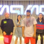 Dewi Lestari Instagram - Ketahuilah. Selalu ada satu teman kalian yang ikut ngonten dengan terpaksa 😭
