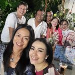 Dewi Lestari Instagram - Jejak-jejak kegembiraan dari acara Buka Bersama Biduan. Banyak wajah yang tak asing, yang sudah lama kenal, sekaligus yang baru kenalan. Namun, inilah kali pertama saya berinteraksi dengan grup Biduan yang ternyata serrruuu… bingitz! Makasih @frydalucyana yang sudah ngajakin. Senang sekali akhirnya bisa menyambangi rumah asri bermandikan tanaman ini. Sebetulnya masih ingin mengobrol lebih lama sambil melihat-lihat koleksi anak-anak ijomu, Mbak @yunishara36, tapi sepertinya memang harus berkunjung ulang di kesempatan yang lebih santai ☺️ Semoga silaturahmi para biduan & biduanita ini bisa langgeng dan tambah guyub. See you all again next time! 👋❤️