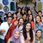 Dewi Lestari Instagram - Jejak-jejak kegembiraan dari acara Buka Bersama Biduan. Banyak wajah yang tak asing, yang sudah lama kenal, sekaligus yang baru kenalan. Namun, inilah kali pertama saya berinteraksi dengan grup Biduan yang ternyata serrruuu… bingitz! Makasih @frydalucyana yang sudah ngajakin. Senang sekali akhirnya bisa menyambangi rumah asri bermandikan tanaman ini. Sebetulnya masih ingin mengobrol lebih lama sambil melihat-lihat koleksi anak-anak ijomu, Mbak @yunishara36, tapi sepertinya memang harus berkunjung ulang di kesempatan yang lebih santai ☺️ Semoga silaturahmi para biduan & biduanita ini bisa langgeng dan tambah guyub. See you all again next time! 👋❤️