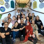 Dewi Lestari Instagram - Ini bukber paling goks, sih. Gimana nggak? Puluhan penyanyi berbagai genre dikumpulin, dikasih band se-ciamik @irvanbandjakarta yang bisa bawain segala lagu, sound system uenak dan pas, kelarrr! Jangan lewatkan satu slide pun ya ghaes, karena inilah konser rumahan ter-epic yawlaaa! 🔥 Terima kasih atas suguhan dan kehangatan all out dari sang tuan rumah, Mbak @yunishara36. Bahagia sekali bisa berkumpul dengan kawan-kawan biduan & biduanita. Nggak tahu kapan lagi bisa nyanyi bareng selepas dan sehepi ini ❤️ You are all amazing! 🔥