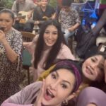 Dewi Lestari Instagram - Ini bukber paling goks, sih. Gimana nggak? Puluhan penyanyi berbagai genre dikumpulin, dikasih band se-ciamik @irvanbandjakarta yang bisa bawain segala lagu, sound system uenak dan pas, kelarrr! Jangan lewatkan satu slide pun ya ghaes, karena inilah konser rumahan ter-epic yawlaaa! 🔥 Terima kasih atas suguhan dan kehangatan all out dari sang tuan rumah, Mbak @yunishara36. Bahagia sekali bisa berkumpul dengan kawan-kawan biduan & biduanita. Nggak tahu kapan lagi bisa nyanyi bareng selepas dan sehepi ini ❤️ You are all amazing! 🔥