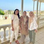 Dewi Lestari Instagram - Pergi sendirian ke Oman, trip perdana, nggak kenal siapa-siapa, nggak nyangka ternyata pas pulang malah dapat teman seabrek. Tersanjung dan hepi bisa disambut di Wisma KBRI Muscat oleh Dubes Pak Irzan dan Ibu Rina, beserta kawan-kawan diaspora. Sarapan bubur ayam, dilanjut jalan-jalan ke China Market. Seru! Makasih @saraswatisaumi yang sudah ngajakin plus menemani seharian 🙏❤️ My Oman trip is truly heartwarming, fun, and simply unforgettable!