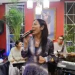 Dewi Lestari Instagram - Ini bukber paling goks, sih. Gimana nggak? Puluhan penyanyi berbagai genre dikumpulin, dikasih band se-ciamik @irvanbandjakarta yang bisa bawain segala lagu, sound system uenak dan pas, kelarrr! Jangan lewatkan satu slide pun ya ghaes, karena inilah konser rumahan ter-epic yawlaaa! 🔥 Terima kasih atas suguhan dan kehangatan all out dari sang tuan rumah, Mbak @yunishara36. Bahagia sekali bisa berkumpul dengan kawan-kawan biduan & biduanita. Nggak tahu kapan lagi bisa nyanyi bareng selepas dan sehepi ini ❤️ You are all amazing! 🔥