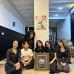 Dewi Lestari Instagram - Setelah tahunan saling mengenal sekilas pintas, baru tahun lalulah, ketika saya sedang promo single “Berduka” lalu diundang menjadi bintang tamu di kanal podcast-nya, Roov, saya berkesempatan mengenal Hilbram Dunar dengan lebih baik. Ternyata anak-anak kami berteman karib. We then had a chance to invite The Dunars for dinner at home. Keluarga kami ada kemiripannya, mulai dari usia kami yang tak beda jauh, usia anak-anak kami, dan jumlah anak yang sama-sama dua, cowok dan cewek. My heart broke when I heard the news that Hilbram Dunar had passed away. Like Reza, he also left at a young age. My prayers for Denny, Via, dan Ranu. Kiranya kenangan dan cinta kasih beliau menjadi nyala lilin yang dapat menerangi pada hari-hari tergelap. I will always remember Hilbram Dunar as this warm personality, a loving family man, and a passionate professional who were dedicated in his work and art. So long, Hilbram. Have a peaceful journey, my friend. #HilbramDunar