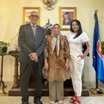 Dewi Lestari Instagram - Pergi sendirian ke Oman, trip perdana, nggak kenal siapa-siapa, nggak nyangka ternyata pas pulang malah dapat teman seabrek. Tersanjung dan hepi bisa disambut di Wisma KBRI Muscat oleh Dubes Pak Irzan dan Ibu Rina, beserta kawan-kawan diaspora. Sarapan bubur ayam, dilanjut jalan-jalan ke China Market. Seru! Makasih @saraswatisaumi yang sudah ngajakin plus menemani seharian 🙏❤️ My Oman trip is truly heartwarming, fun, and simply unforgettable!