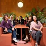 Dewi Lestari Instagram - Ternyata prediksi Ketua Panitia @earlydinda akurat. Bukber SD Suka Senam itu kudu dibikin di ruangan privat. Walau cuma 12 peserta, ternyata berpotensi bikin onar satu restoran. GINI SIH KELAKUANNYA! Bikin give away, jadi take away. Bikin iftar, jadi ift-war! 🤪Memang mesti disekap aja semuanyah! 😂 #SDSukaSenam
