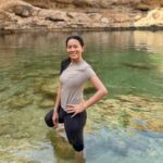 Dewi Lestari Instagram - The Falling Star. Hawiyyat Najm, atau sumur bintang jatuh, merupakan nama Arab dari Bimmah Sinkhole, salah satu destinasi terpopuler di Oman. Meteor menciptakan lubang dengan kedalaman 50 meter, dan air toska yang terkumpul di sini memiliki kedalaman hingga 20 meter. Di sini orang bisa berenang, atau sekadar celup kaki, dan gerombolan ikan kecil pun akan memakani kulit-kulit mati kita. Yep, terapi ikan dengan pemandangan terdahsyat! 👍 #Oman #Muscat #Sinkhole #BimmahSinkhole