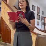 Dewi Lestari Instagram - Pertemuan para penulis yang tergabung di asosiasi ALINEA. Acara sederhana tapi berjejak dalam. Di antara makan-makan, tukar cerita, dan diskusi rencana kerja, kami juga sempat bergantian membaca puisi-puisi alm Joko Pinurbo untuk mengenang warisan susastra beliau. Terima kasih superhost kami, Bu Magda Sitorus, yang sudah membuka rumah dan menyediakan menu masakannya sendiri. Ditambah lagi dengan sumbangan masakan Manado dari AE, iced coffee andalan yours truly, dan sajian dari kawan-kawan lainnya. Sungguh hangat dan menyenangkan. Sampai jumpa di pertemuan berikut 👋 Yang belum follow @id.alinea silakan ya. Bakal ada program-program menarik dan juga situs gres dari kami. Nantikan! ❤️ #AlineaID #Alinea