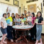 Dewi Lestari Instagram - Pertemuan para penulis yang tergabung di asosiasi ALINEA. Acara sederhana tapi berjejak dalam. Di antara makan-makan, tukar cerita, dan diskusi rencana kerja, kami juga sempat bergantian membaca puisi-puisi alm Joko Pinurbo untuk mengenang warisan susastra beliau. Terima kasih superhost kami, Bu Magda Sitorus, yang sudah membuka rumah dan menyediakan menu masakannya sendiri. Ditambah lagi dengan sumbangan masakan Manado dari AE, iced coffee andalan yours truly, dan sajian dari kawan-kawan lainnya. Sungguh hangat dan menyenangkan. Sampai jumpa di pertemuan berikut 👋 Yang belum follow @id.alinea silakan ya. Bakal ada program-program menarik dan juga situs gres dari kami. Nantikan! ❤️ #AlineaID #Alinea