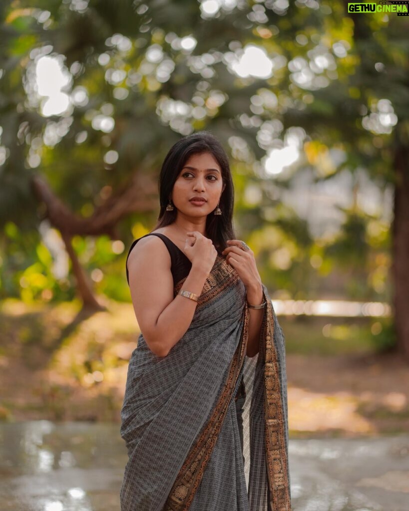 Dhanalakshmi Saminathan Instagram - யாருக்கெல்லாம் காட்டன் சாரீஸ் கட்ட புடிக்கும்🥰🦋🥻 Who loves to wear cotton sarees☺️ Grey Black combo is always my favourite 💞😻 Got this beautiful cotton saree from @knotnthreads 💝❣️ Checkout their page for more beautiful collections 🥳🌝🌸 Saree from : @knotnthreads Shot by : @g_a_n_e_s_h_1105 #saree #cottonsarees #cotton #sareefashion #aesthetic #goldenhour #goldenhourphotography #portrait #portraitphotography #fashionista #tamil #influencer #featured #explore #explorepage #dhana #dhanasaminadhan