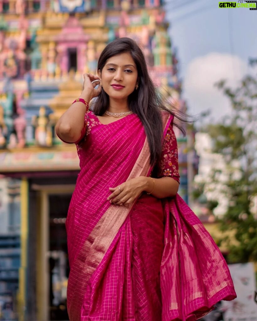 Dhanalakshmi Saminathan Instagram - Saree with blouse : @rang_gopika Shot by : @tru_the_lens_with_monk Blouse stitched by: @askcouture.7 . . . #instapost #ootd #ootdfashion #collaborationindia #templevibes ##collaboration #outfit #sareeseries #sareestyling #pink #pinkchecked #featured #tamil #tamilponnu #traditionalwear #dhanasaminathan #anu